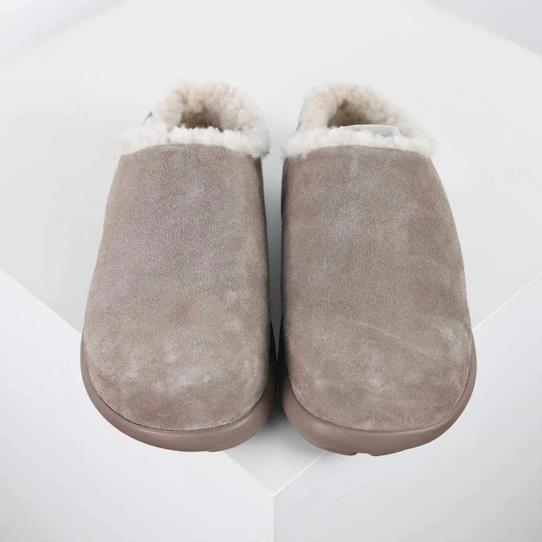 Pick up locally💰560 Core recommendation Good price Independently developed original outsole and cashmere insole to keep you warm in winter and suitable for home use. In the new year, uug launched a style series, which is partially geared towards the preferences of young consumers and has also moved to the forefront of fashion trends. Shoe body material Water-repellent coated suede upper 17 mm UGGPURE™ implanted wool insole Lightweight non-slip comfortable rubber outsole With brand LOGO trademark Comes with a full set of packaging Size: 35 36 37 38 39 40 41 42 43 44